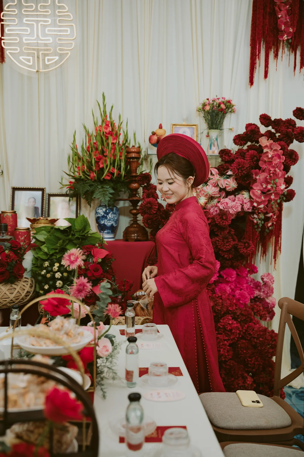 Cô dâu trong áo dài đỏ bên bàn lễ gia tiên